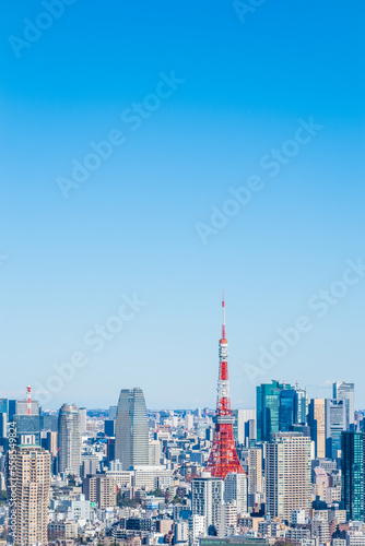日本の首都東京都の東京タワーとビル郡 © Kazu8
