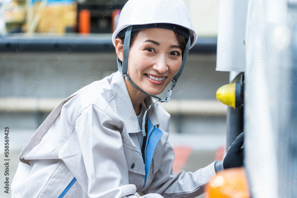 作業服を着た日本人女性整備士 作業服を着た日本人女性整備士