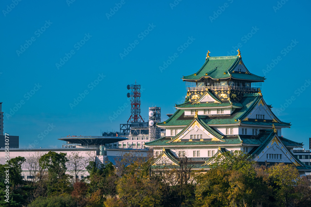 朝の澄み切った光を浴びる大阪城
