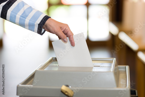 Stimmzettel in Wahlurne photo