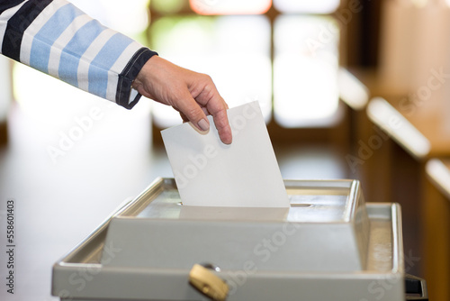 Obraz na płótnie Stimmzettel in Wahlurne w salonie