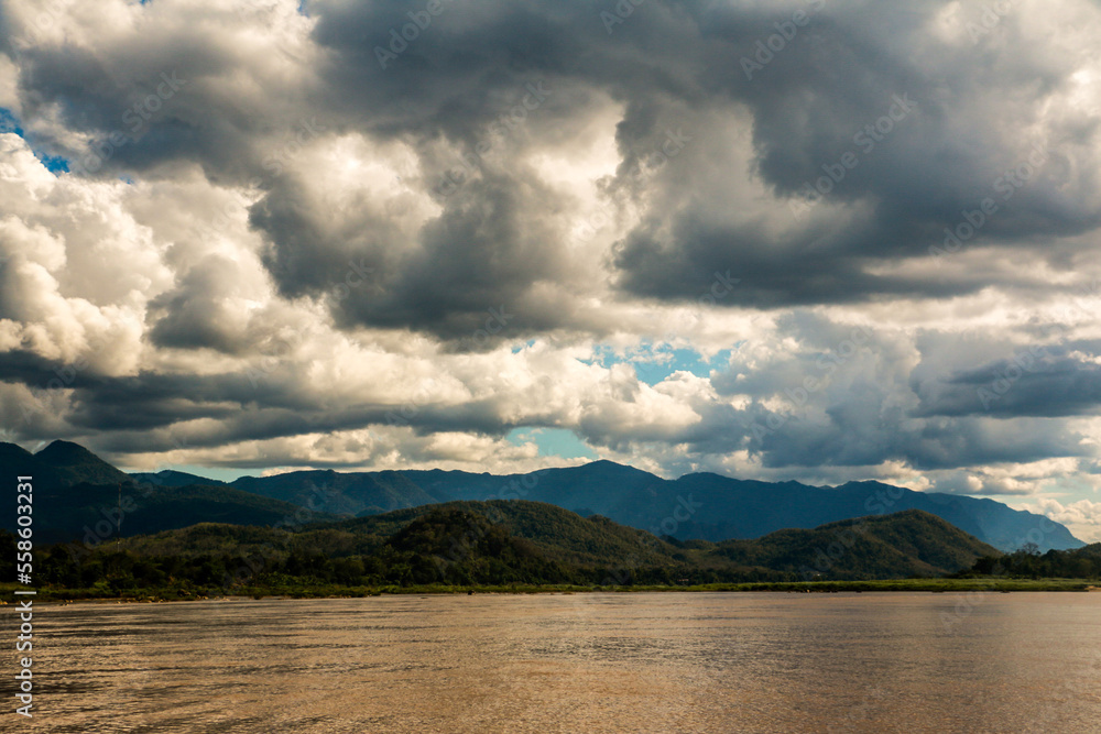 Obraz premium Beautiful boattrip to the mekong river in Laos and Thailand. Asia wildlife roundtrip