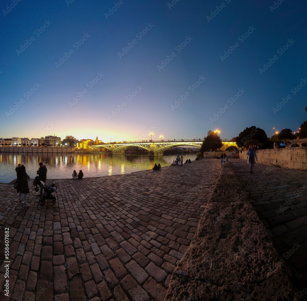 Fototapeta premium bonito atardecer junto al puente de Triana en la ciudad de Sevilla, España