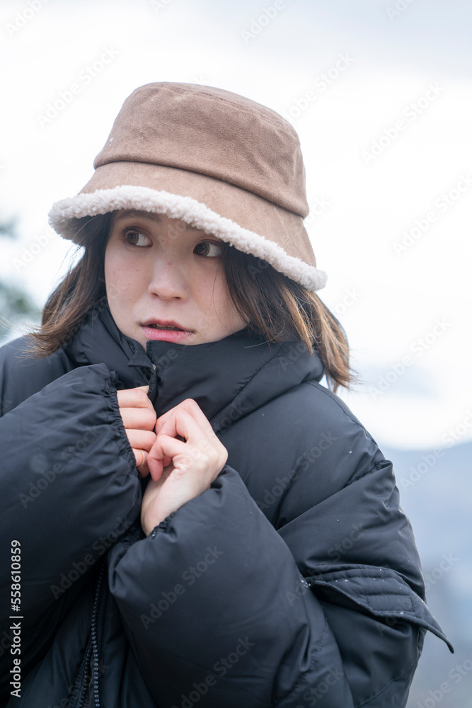 防寒ファッションの女性 防寒ファッションの女性