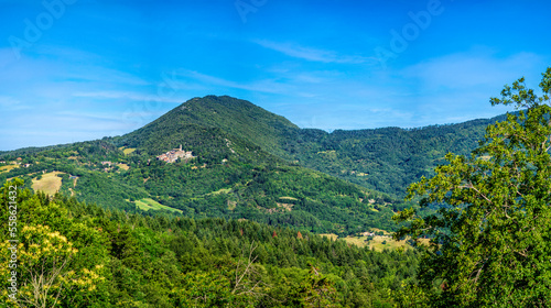 Panorama eines Teiles des Gebirgszuges Coline Metallofere mit dem Dorf Gerfalco bei Montieri