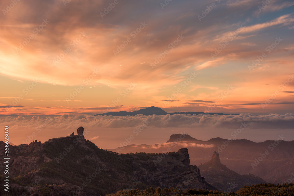 Precioso atardecer con vistas al roque nublo y a Tenerife desde Gran Canaria, Islas Canarias
