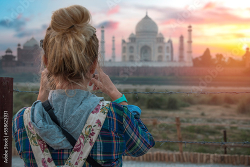 Canvas Print girl photographing the Taj Mahal