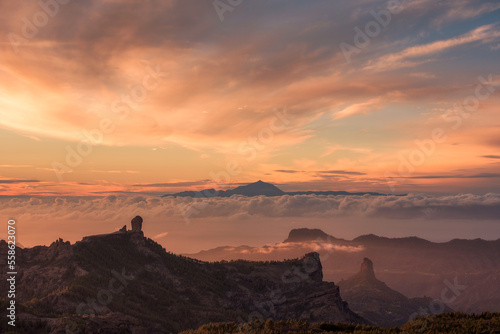 Precioso atardecer con vistas al roque nublo y a Tenerife desde Gran Canaria  Islas Canarias