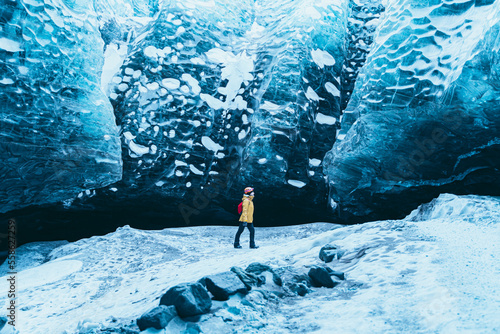 Obraz na płótnie Man photographing a glacier with his smartphone. w salonie