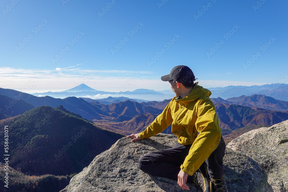 山に登る男性