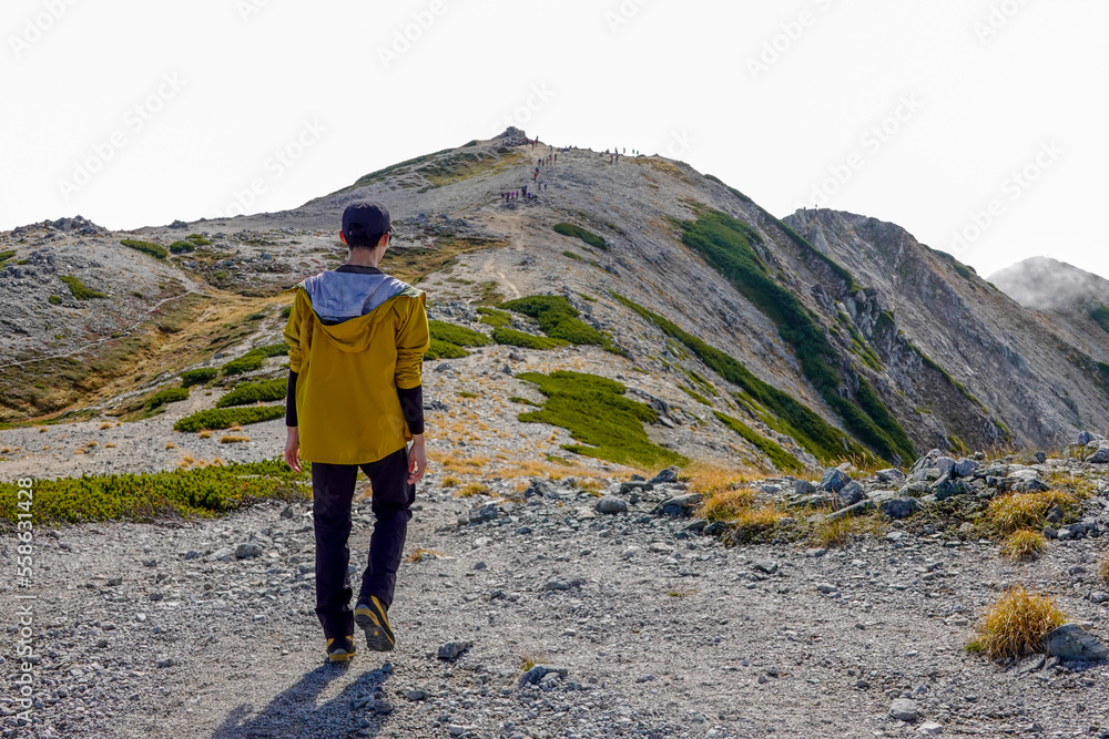山に登る男性 山に登る男性
