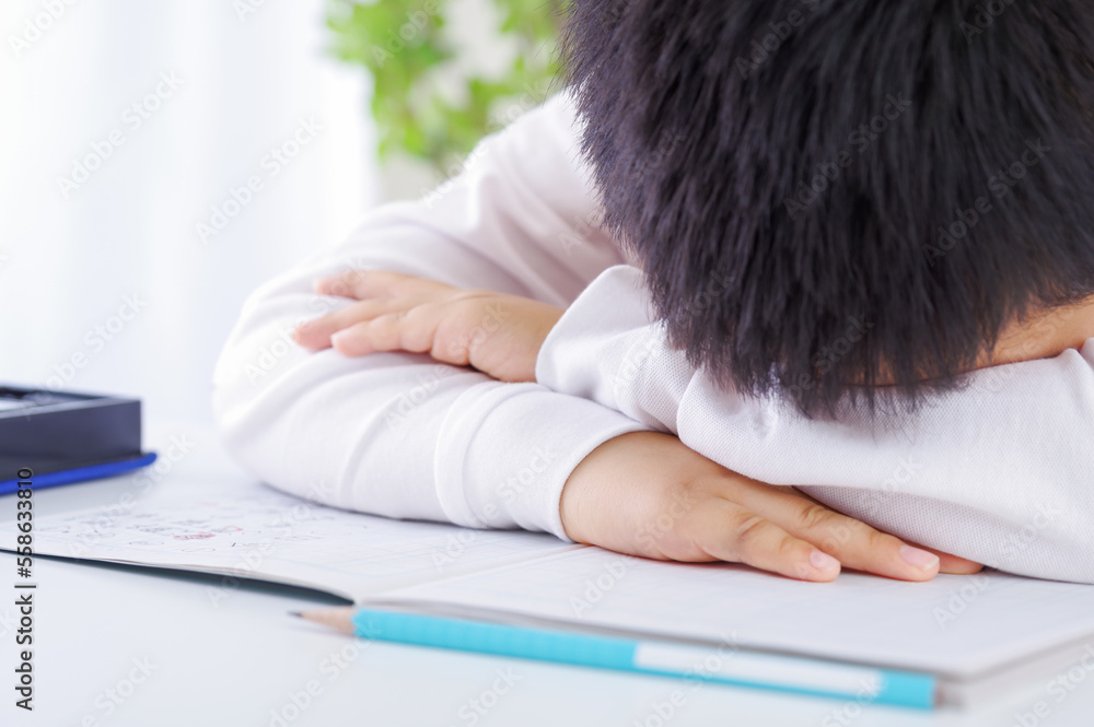 勉強が辛そうな男の子 勉強が辛そうな男の子