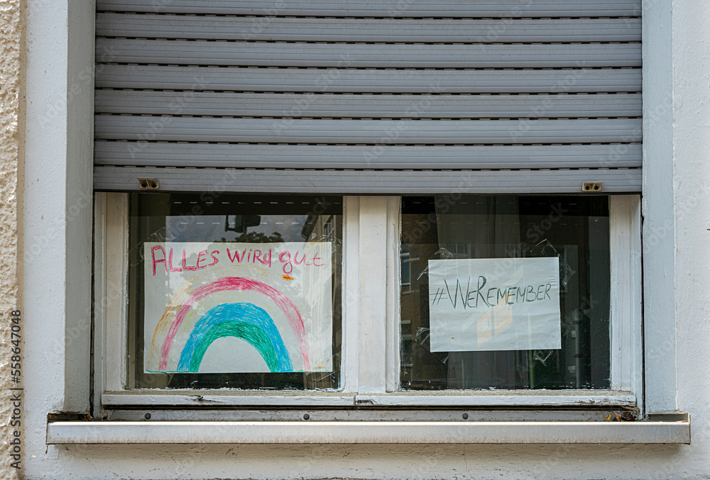 Alles wird gut, Zettel mit Regenbigenfarben in einem Fenster, Berlin, Deutschland