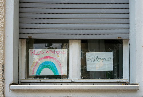 Obraz na płótnie Alles wird gut, Zettel mit Regenbigenfarben in einem Fenster, Berlin, Deutschland w salonie