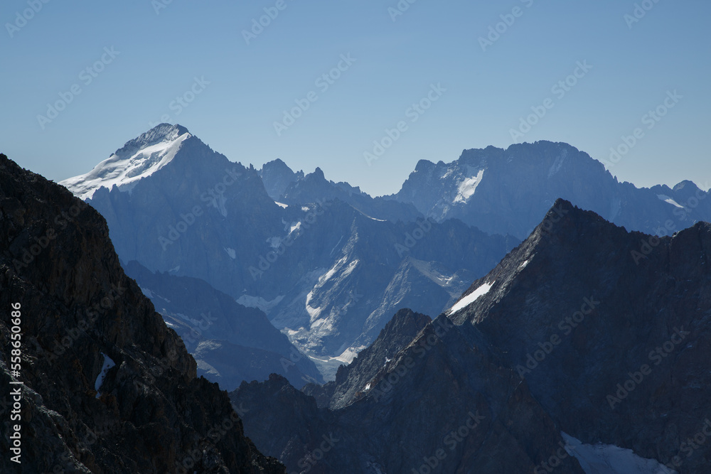 Sommet de la Meije en été dans le massif des Écrins dans les alpes françaises