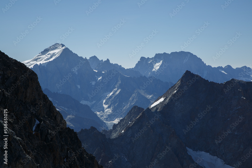 Sommet de la Meije en été dans le massif des Écrins dans les alpes françaises