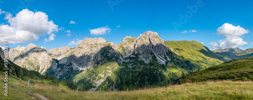 Fototapeta Naklejka Na Ścianę i Meble -  Panoramic view of rocky mountains above Lake Tappenkarsee, Eastern Alps, Austria, Salzburg land.