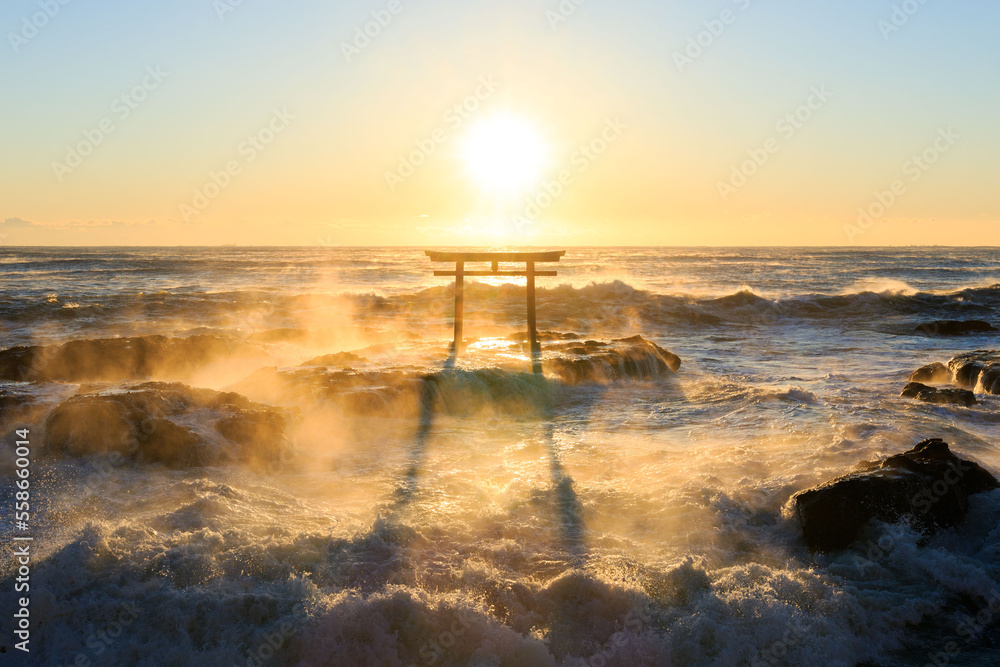 鳥居と朝日