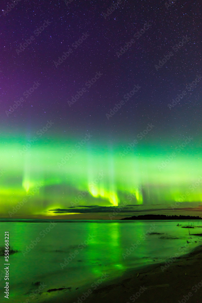 Obraz premium Northern lights reflected in water. Nykarleby/Uusikaarlepyy, Finland.