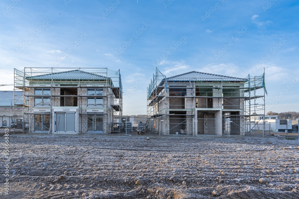 Obraz premium Neubau Einfamilienhäuser an Baustelle