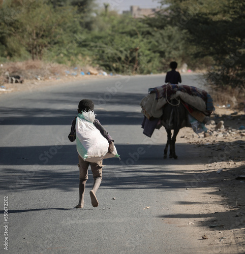 Canvas Print A child displaced by the war in Yemen, Taiz