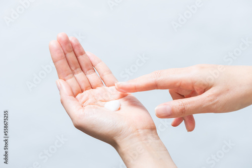 クリームを手に