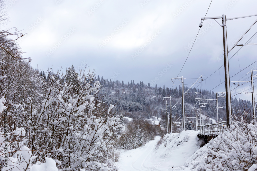 Obraz premium Snowy mountains and railway track