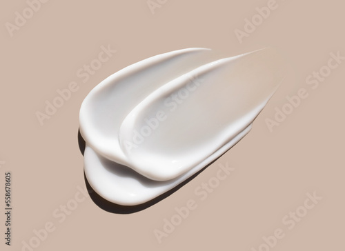 Fotografia cosmetic smears of creamy texture on a beige background