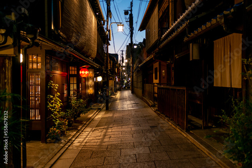 夜の祇園の裏路地 路地裏 裏路地