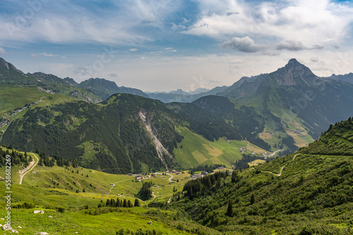 Panoramablick in den Alpen im Sommer