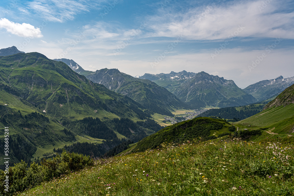 Fototapeta premium Panoramablick in den Alpen im Sommer
