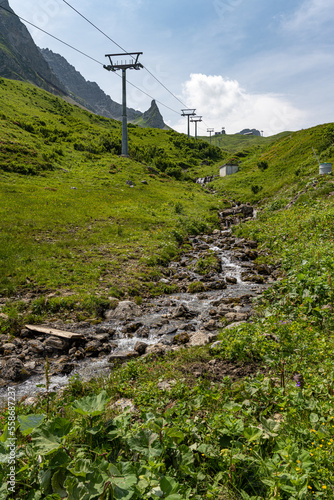Alpenblick mit Skilift und Berggipfel
