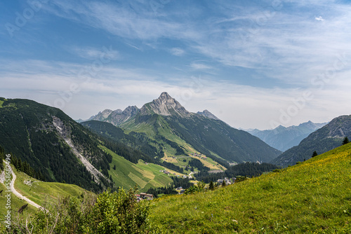 Panorama Gipfelblick in den Alpen im Sommer