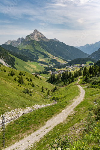 Alpenblick im Hochformat im Sommer