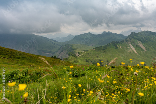 Alpenpanorama in Österreich mit Regenwolken