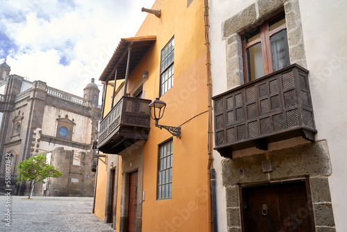 Obraz na płótnie Traditional vintage houses with wooden balconies in Vagueta, Las Palmas de Gran Canaria, Spain w salonie