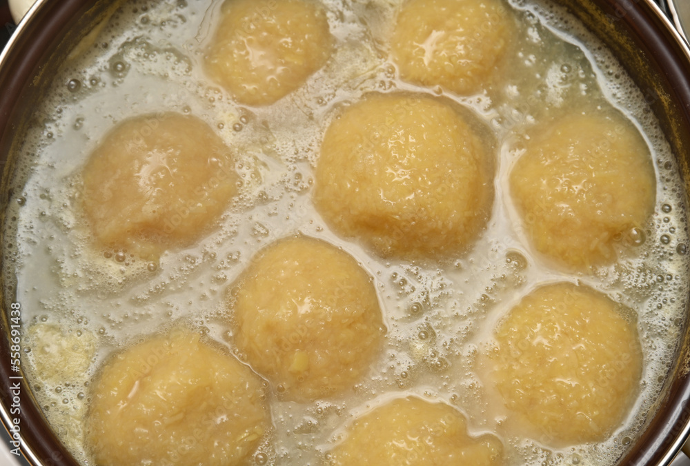 Grüne Klöße kochen in einem Topf Grüne Klöße kochen in einem Topf