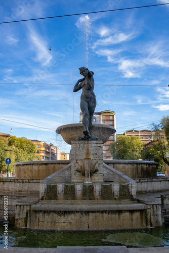 Fontana con statua nella città di Modena, Emilia Romagna