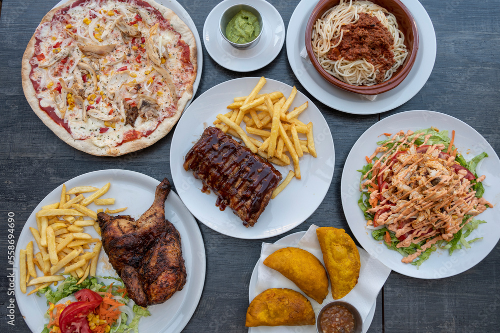 Mesa con diferetes tipos de platos de comida variada. Banquete de comida Mesa con diferetes tipos de platos de comida variada. Banquete de comida