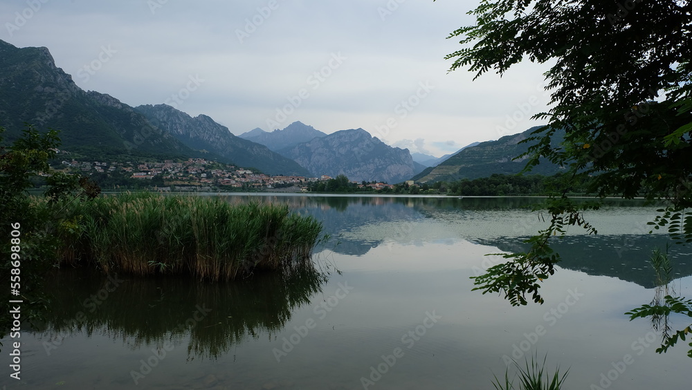 Lago di Annone Italien mit Blick auf Civate