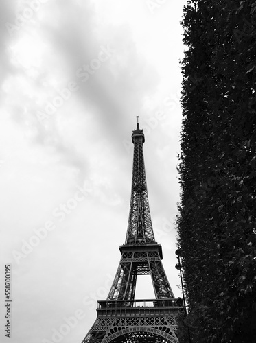 Fototapeta Naklejka Na Ścianę i Meble -  Eiffel desde otra perspectiva – Paris
