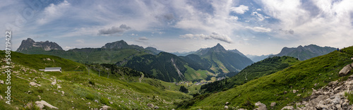 Panoramablick in den Alpen auf Berge