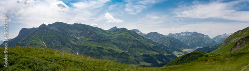 Panoramablick in den Alpen auf Berge