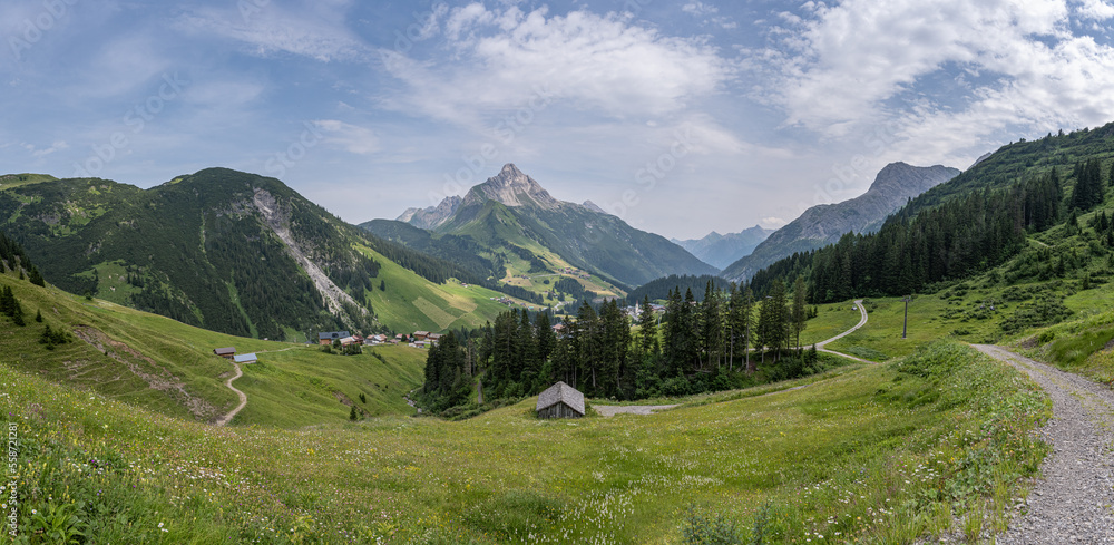 Alpenpanorama in Österreich mit Hütten