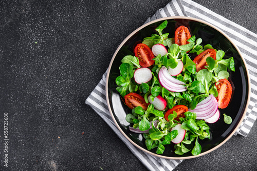 Φωτογραφία vegetables salad tomato, radish, onion, mache lettuce, green leaves spring snack