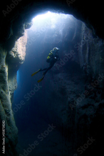 Buceadora en cueva