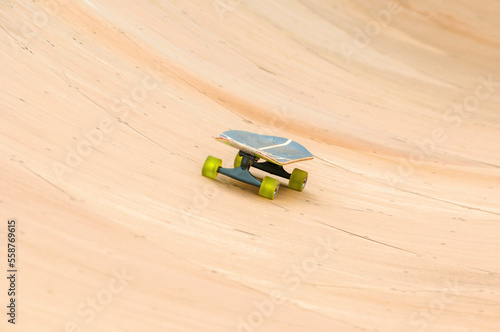 a prática do esporte de Skate realizado sobre uma prancha, com quatro rodinhas e dois eixos photo