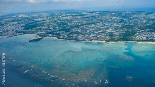 飛行機から見下ろす沖縄の風景 © 由香利 安澤