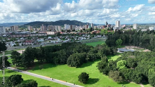 parque urbano con arboles verdes Temuco con día soleado grabado con dron 4k ultra hd photo