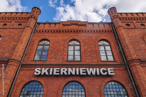 Obraz na płótnie Facade of main railway station in Skierniewice, Poland w salonie